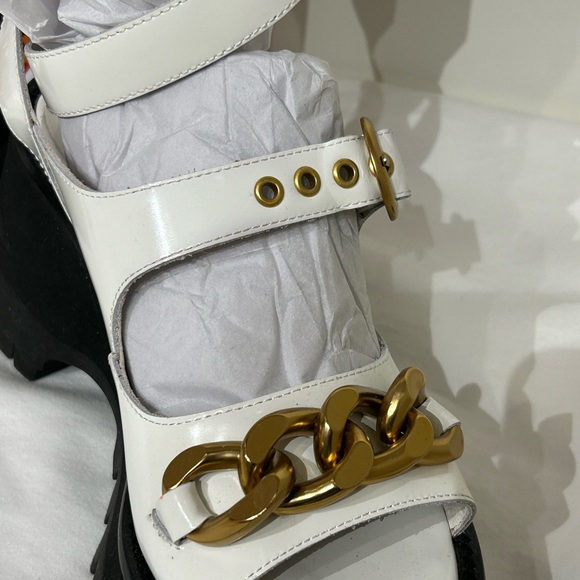Jeffrey Campbell, white white sandals with Gold chain. Sz 6.5 NWT Anthropology - Picture 13 of 14